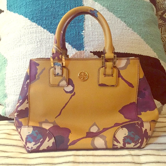 Tory Burch Handbags - Tory Burch Small Robinson Tote 